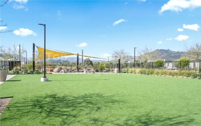 Building Photo - ***Gorgeous 2 bed / 2.5 bath / 1,083 sqft Townhouse in New Citro Community of Fallbrook - Availab...