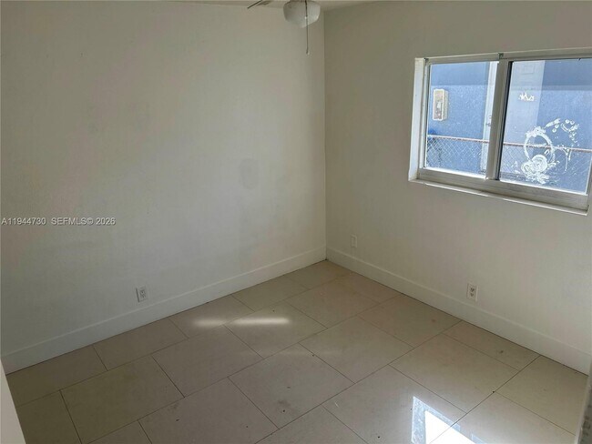 Building Photo - 2407 SW 42nd Ave