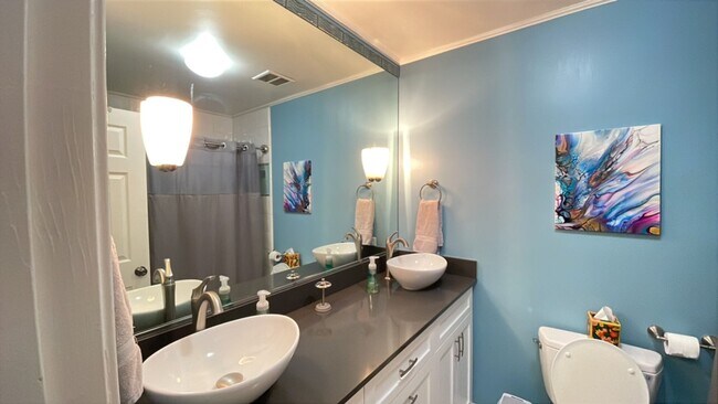 Building Photo - Furnished 2 Bdrm/2 Bath Condo in the Heart of Downtown Ashland!