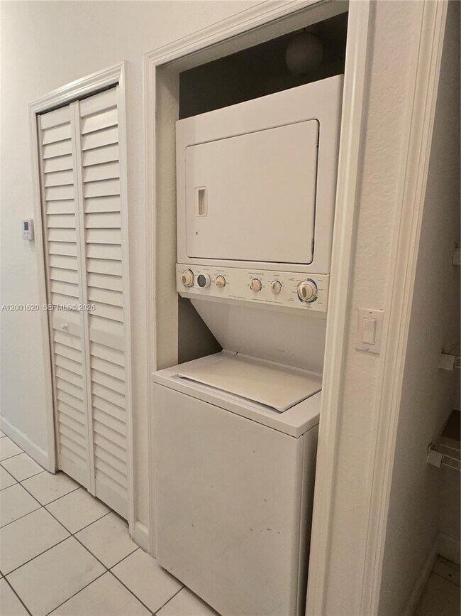 Building Photo - 2731 SE 17th Ave