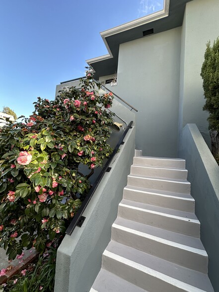 Building Photo - 1851 S Beverly Glen Blvd