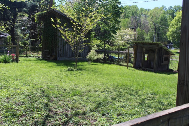 Building Photo - 117 W Poplar St