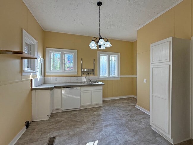 Building Photo - 551 E Boswell St