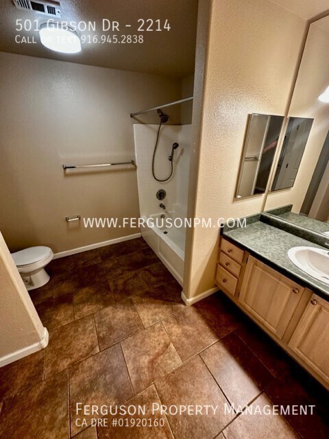 Building Photo - Ground Level One Bedroom Condo with Detach...