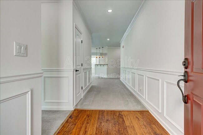 Building Photo - 1033 Pinehurst Dr
