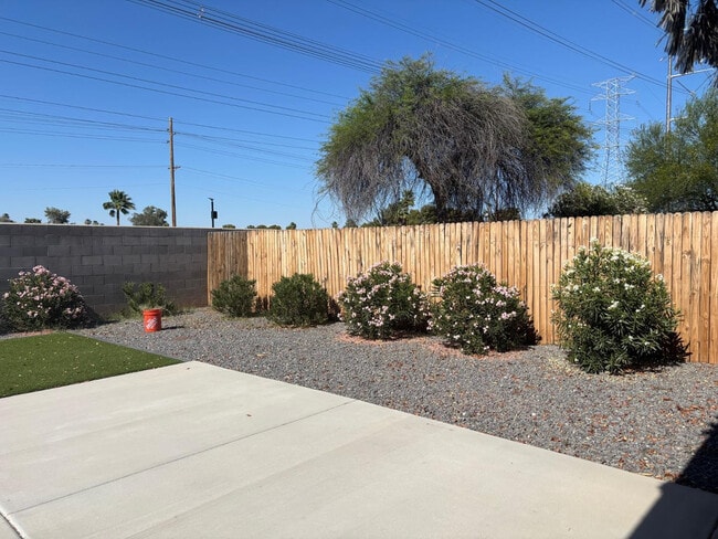 Building Photo - 2902 W Straford Dr