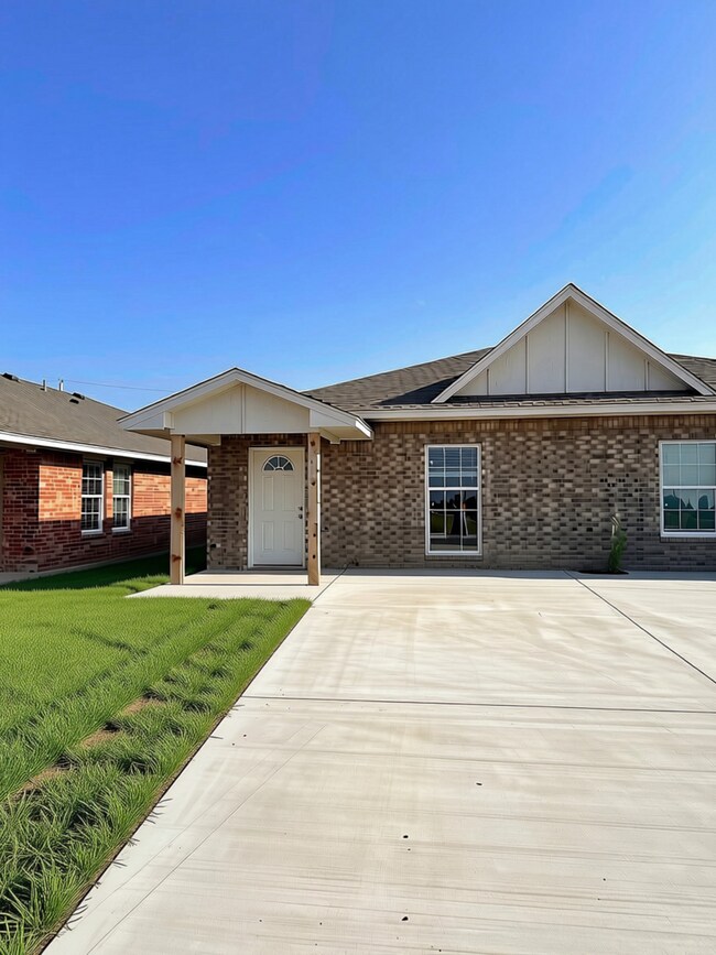 Building Photo - 1409 SW Bishop Rd