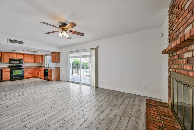 Building Photo - 4 bedroom with Pool !!