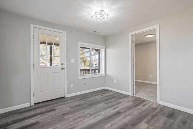 Building Photo - Cute Single Family Home Ready Now!