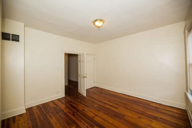 Building Photo - Charles Village 3bd/1.5ba Rowhome w/ W/D & A/C! --Available 8/14