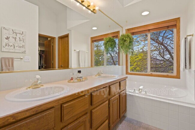 Building Photo - 508 Parkwood Dr