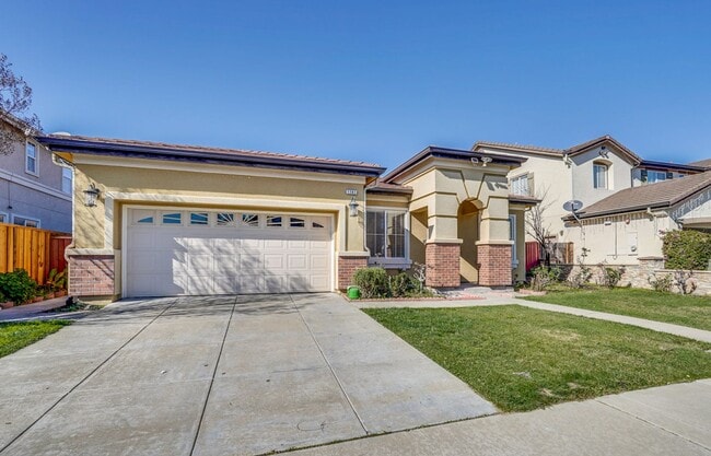Building Photo - Spacious 3 Bedroom, 2 Bathroom Home with D...