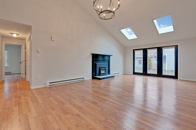 Building Photo - Charming Single Family Home offering  3-be...