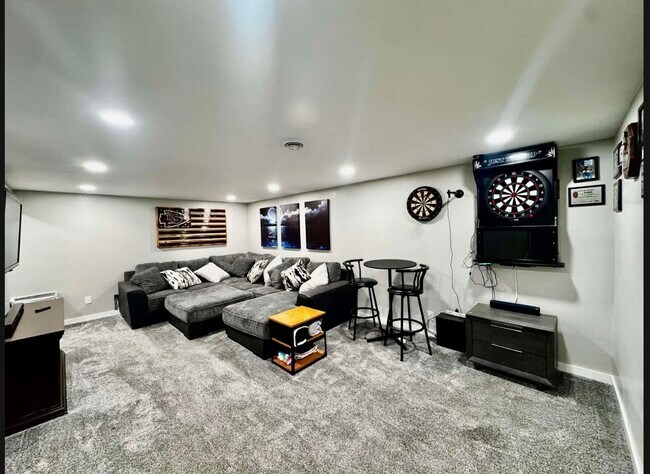 Building Photo - 812 W 4th St