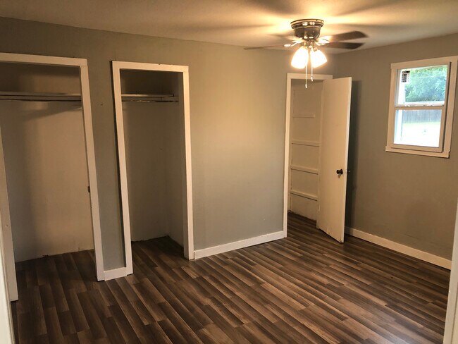 Building Photo - 402 E Walnut St