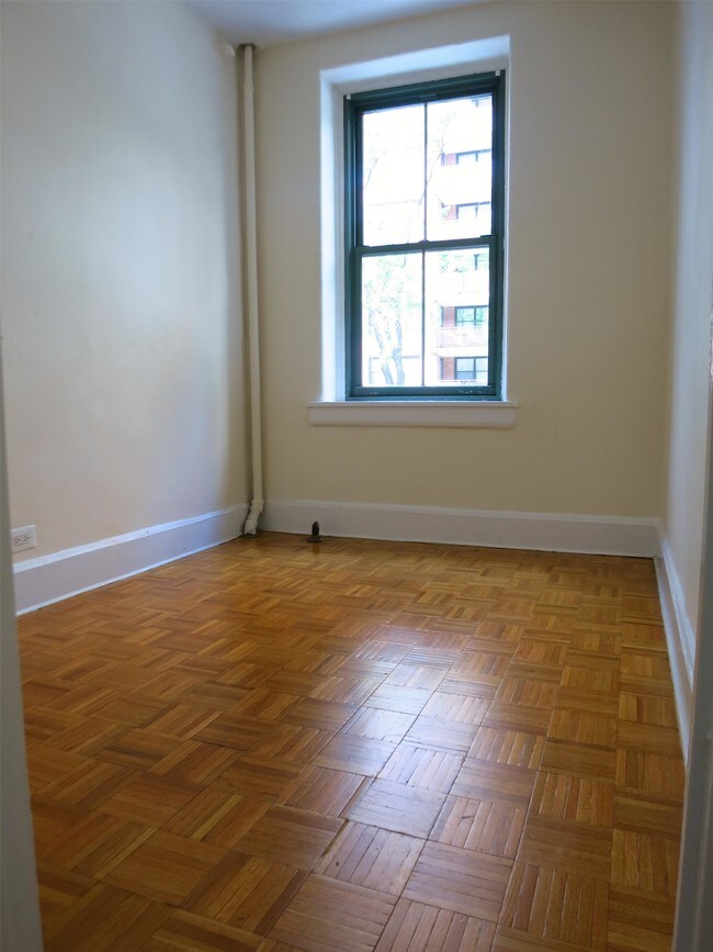 Building Photo - 154 E 79th St