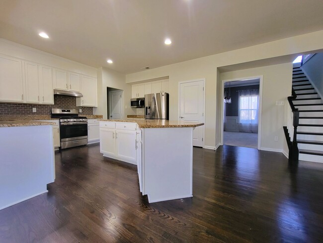 Building Photo - Large 2 story transitional in highly sough...
