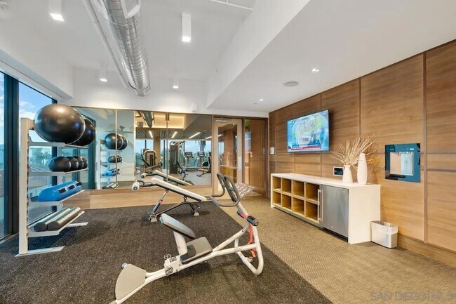 Building Photo - 525 Olive St