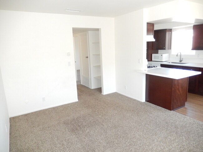 Building Photo - 2 Bed, 1 Bath in Highly Desired North Park!