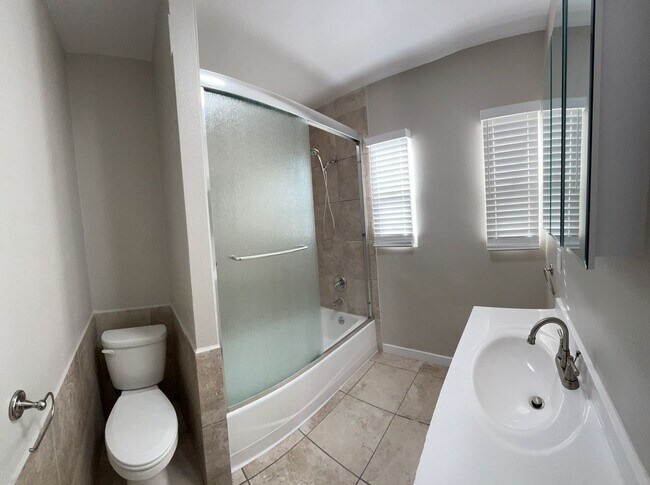 Building Photo - LARGE 1 BEDROOM 1 BATH UPSTAIRS UNIT READY...