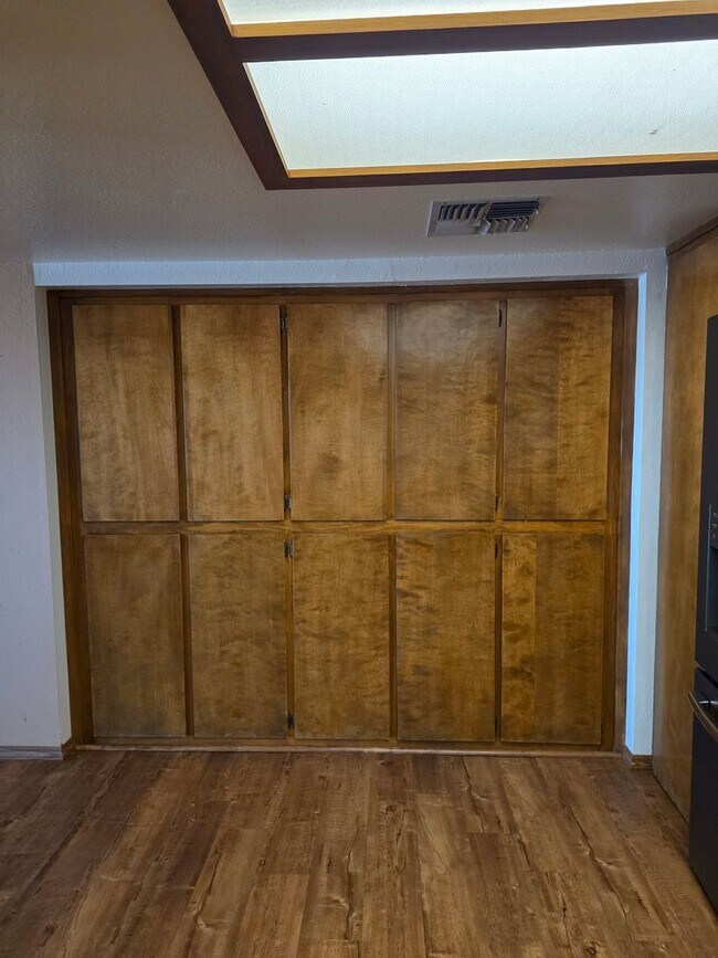 Building Photo - One of Kind 3 bed/2.5 bath home with 3 car attached garage located in BHC.