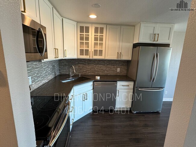 Building Photo - 1 Bedroom Condo with View in the heart of Bellvue!
