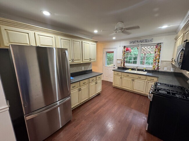 Building Photo - 828 Forest Ridge Dr W