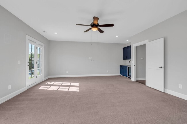 Building Photo - Stunning 5BE/4.5BA in the heart of Green H...