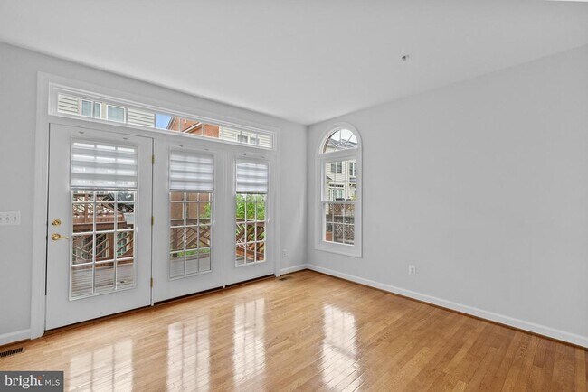 Building Photo - 271 Murtha St