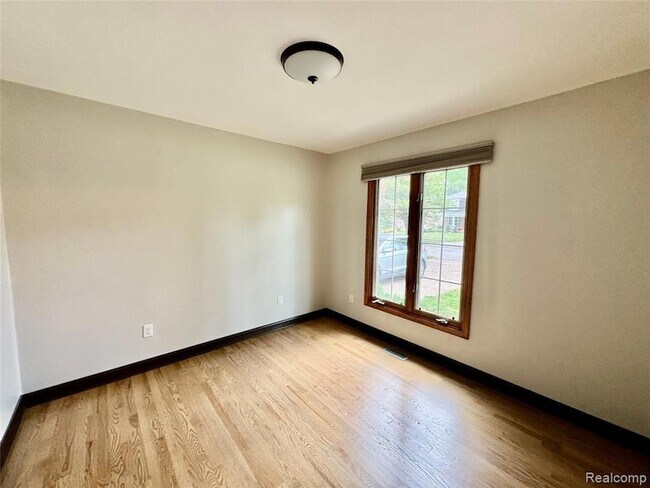 Building Photo - 5160 Orchard Crest