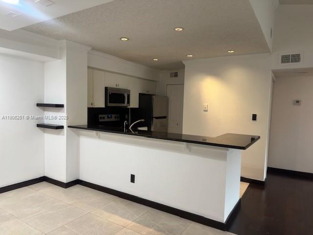 Building Photo - 650 S Park Rd