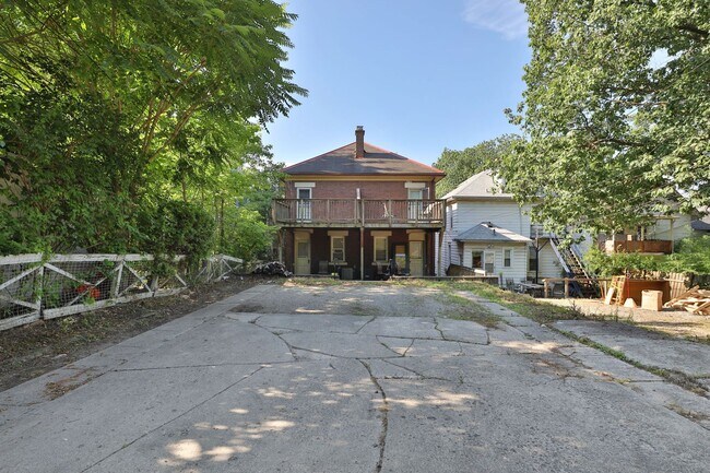 Building Photo - 4 Bedroom North Campus Newly Remodeled House with 2 Decks and Patio