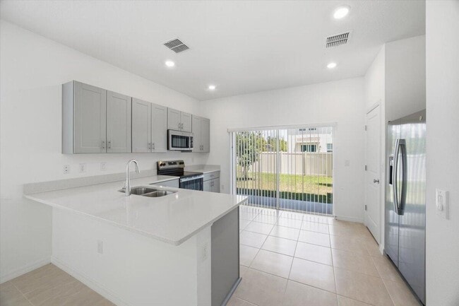 Building Photo - 2840 Skyline Lp