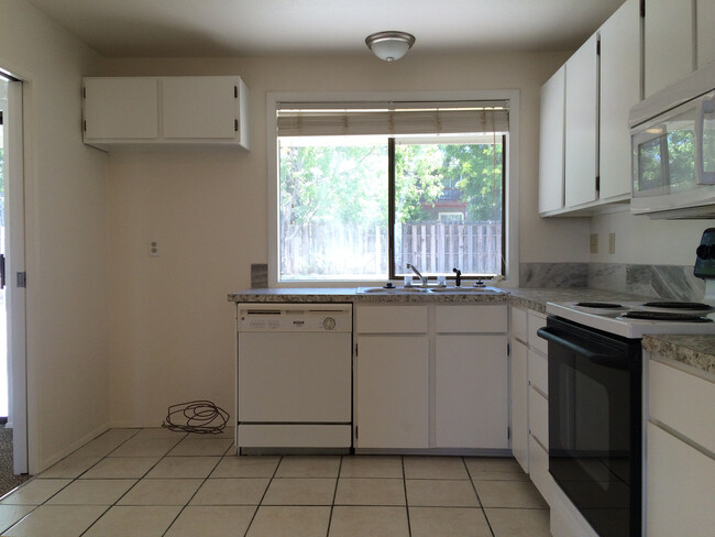 Building Photo - 3bed 2 bath House For Rent!