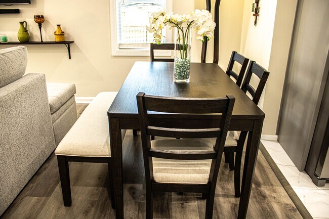 Building Photo - 2813 Mead Rd