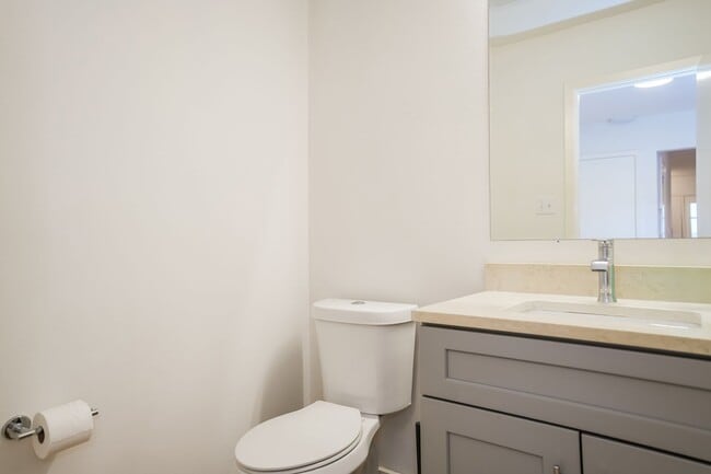 Building Photo - Beautiful 2 bedroom, 2 bathroom condo in Galindo!!!