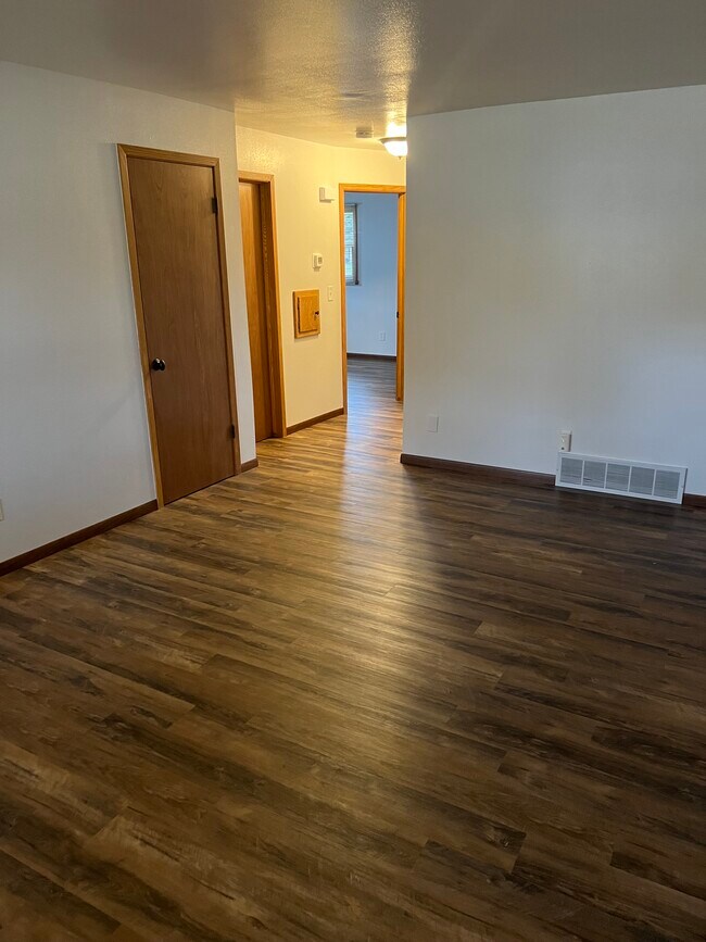 Building Photo - 1306 E Sylvan Ave