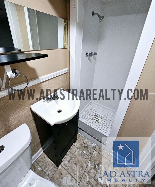 Building Photo - Open 3 Bed 2 Bath Home KCMO!!-Available NOW!!