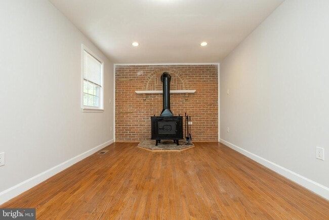 Building Photo - 9004 Roundleaf Way