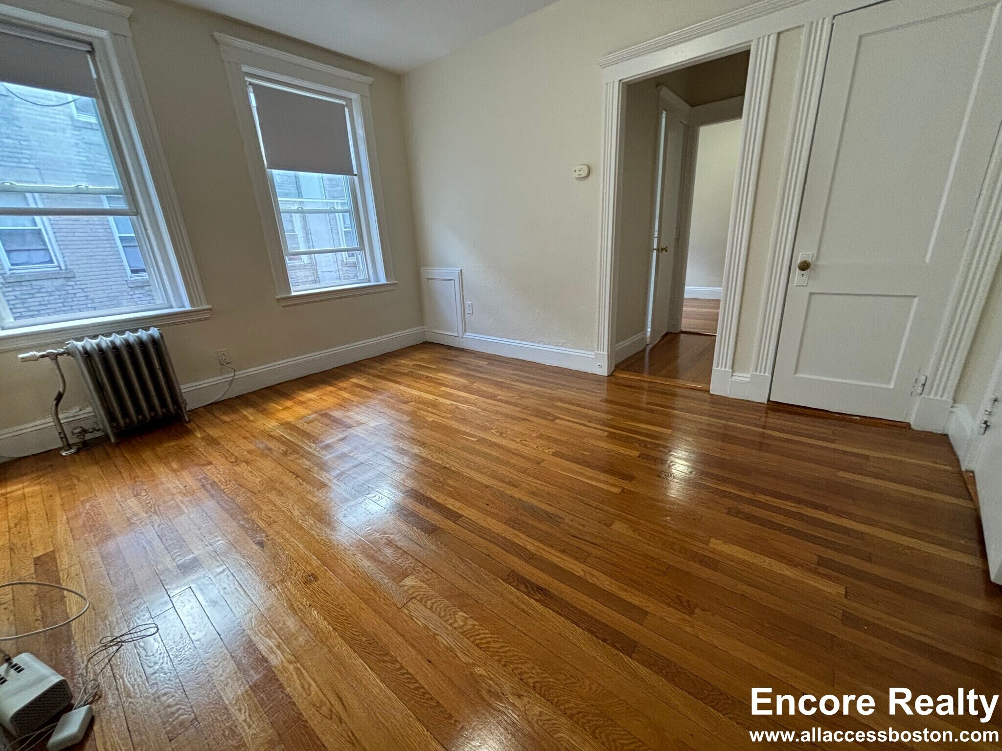 Building Photo - 425 Park Dr