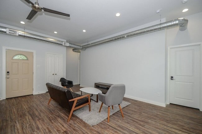 Building Photo - 3426 Tuam St