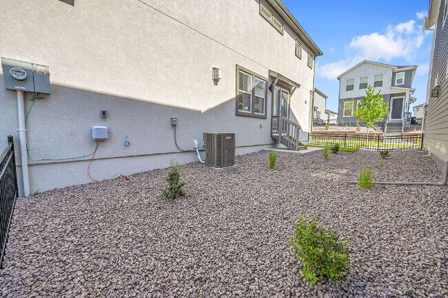 Building Photo - $2,495.00, 3 bed,2.5 bath located in Color...