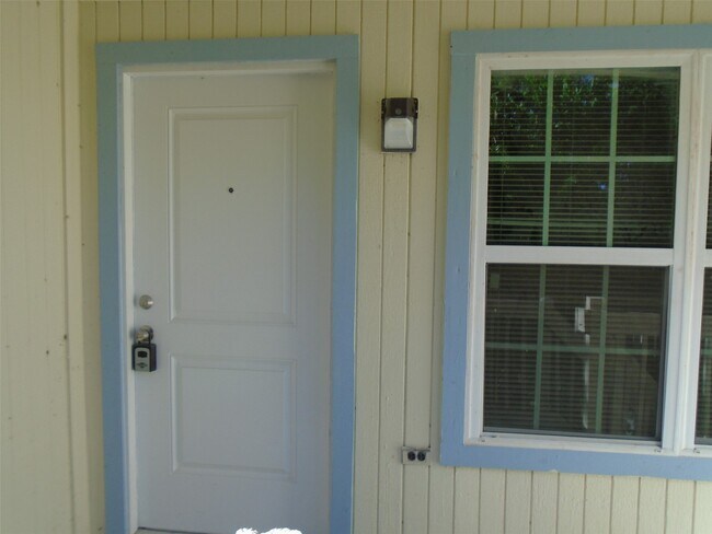 Building Photo - 9898 Club Creek Dr