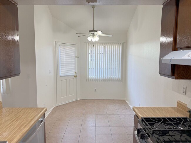 Building Photo - 2.5 Bed + 1.5 Bath + 2 Car Garage + Centra...