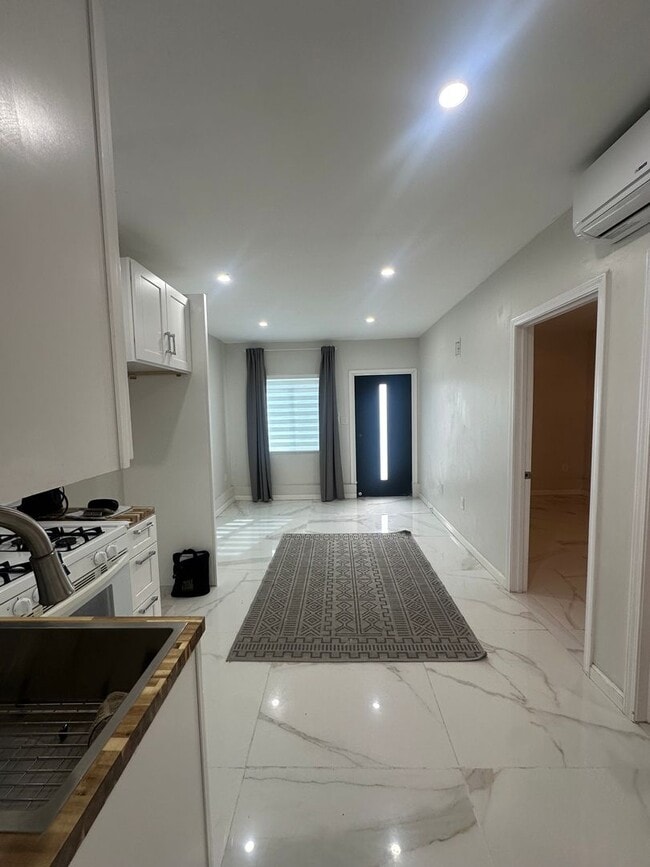 Building Photo - 1427 E 76th St