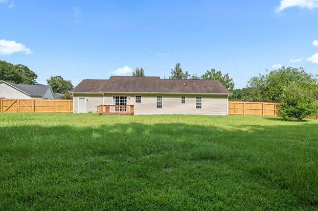 Building Photo - "Charming 3-Bedroom Sanctuary with 2 Full ...