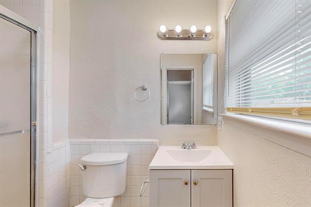 Building Photo - 1538 Oakbrook St