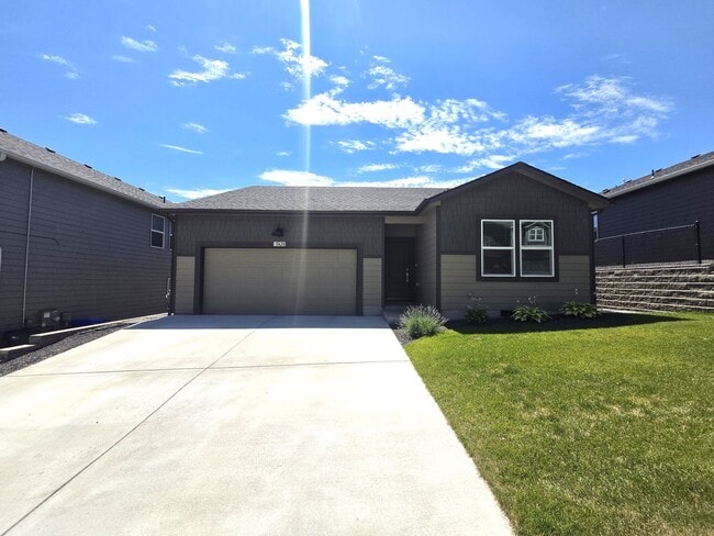 Building Photo - $2,700 - 3 Bed / 2 Bath Gorgeous Single Level Home with Beautiful Views