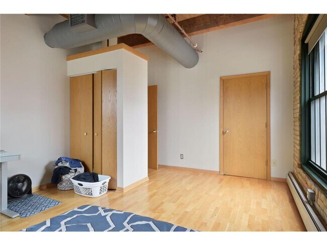Building Photo - 400 N 1st St