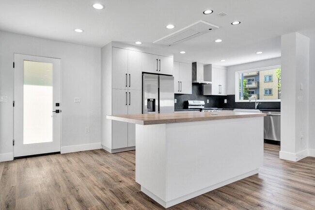 Building Photo - Spacious 3BR NoHo Home w/ Luxury European Finishes